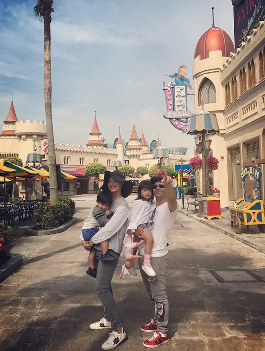 Di sela-sela kesibukannya, Judika tetap berusaha untuk memberikan waktu khusus untuk istri dan dua buah hatinya. (Foto: instagram.com/duma_riris)