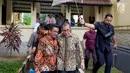 Wali Kota Makassar Mohammad Ramdhan Pomanto alias Danny Pomanto (kanan) didampingi pengacaranya saat menghadiri pemeriksaan Dit Reskrimsus Polda Sulsel, Kamis (21/6). Pemeriksaan ini dilakukan di hari pertama kerja setelah cuti Lebaran. (Liputan6.com/HO)