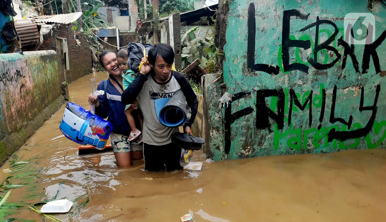 Warga menerjang banjir di RT 05/08, Pejaten Timur, Jakarta Selatan, Senin (10/10/2022) Puluhan RT di DKI Jakarta tergenang banjir akibat luapan Sungai Ciliwung yang terjadi pada dini hari tadi. (merdeka.com/Arie Basuki)