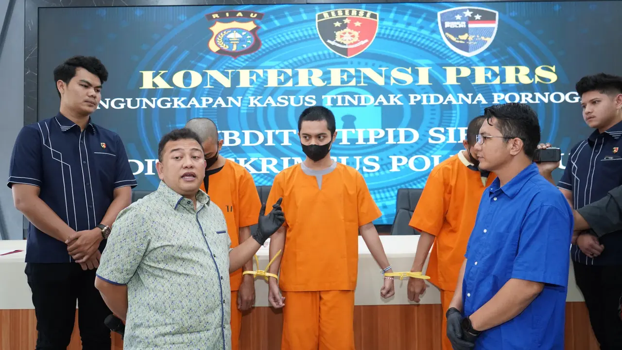 Konferensi pers pengungkapan penyebaran pornografi berupa video penyuka sesama jenis oleh Polda Riau.