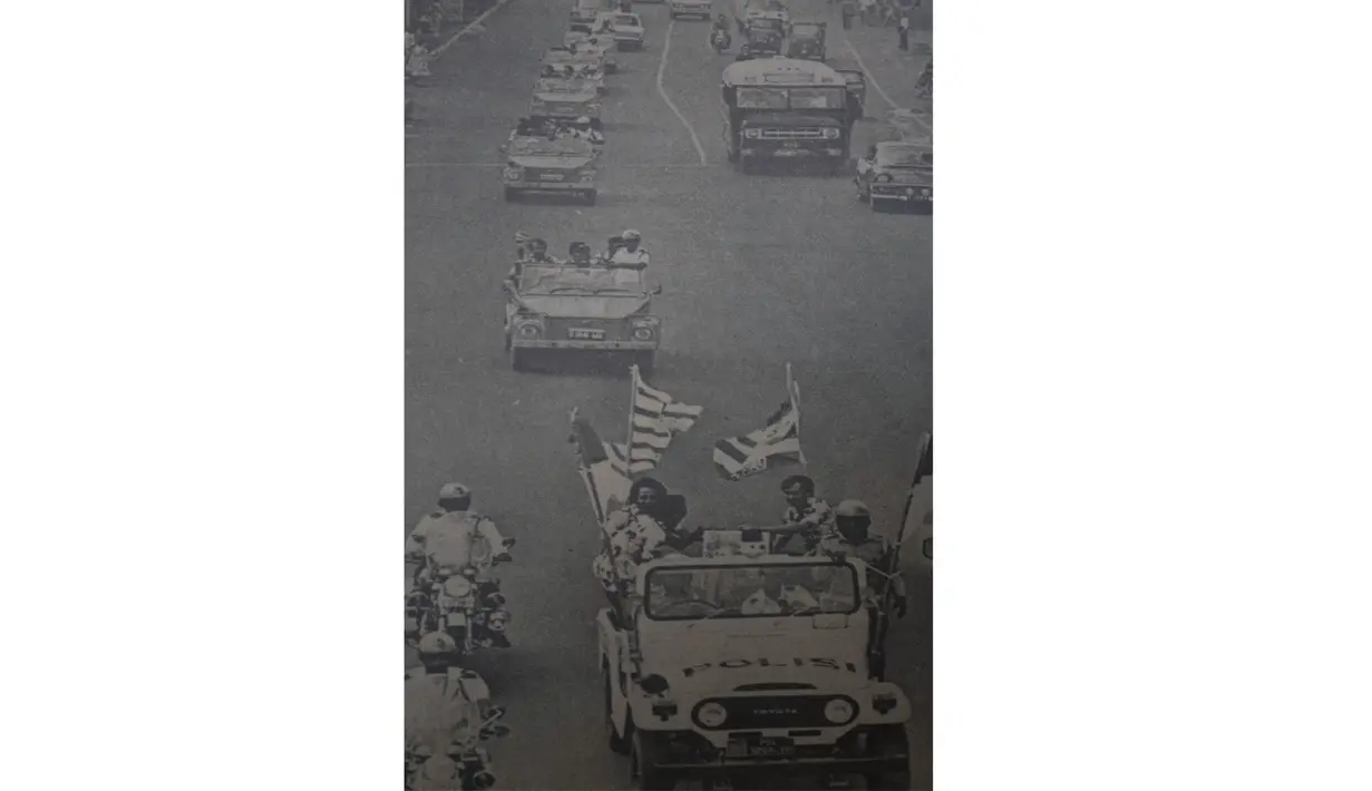 Repro foto dari konvoi para pemain Persija usai menjadi juara Marah Halim Cup 1977 saat pameran foto Sejarah Sepak Bola Jakarta memperingati hari jadi Persija di Lapangan Banteng, Jakarta, Jumat (28/11/2015). (Bola.com/Vitalis Yogi Trisna)
