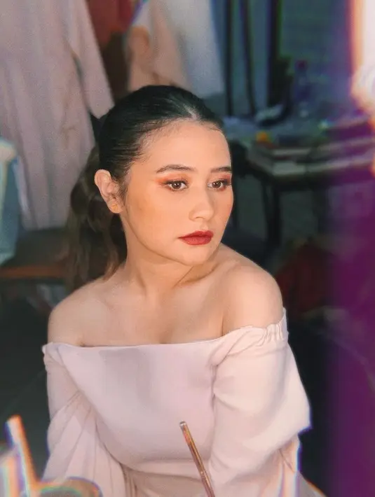 Melansir dari tayangan channel Youtube RIOMOTRET, Prilly tampak selektif urusan laki-laki. Meskipun usia dan profesi bukan lah masalah baginya. Namun ada beberapa hal lain yang menjadi kriterianya memilih pasangan hidup. (Instagram/prillylatuconsina96)