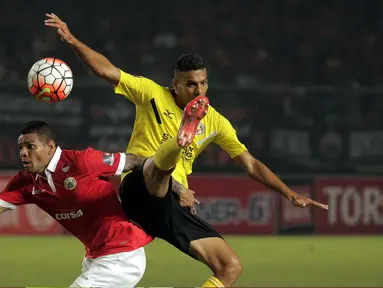 Penyerang Persija, Jose Adolfo Guerre (kiri) berebut bola dengan Casio Fransisco (Semen Padang) di laga Torabika Soccer Championship presented by IM3 Ooredoo di Stadion GBK, Jakarta, Minggu (8/5/2016). Persija unggul 1-0. (Liputan6.com/Helmi Fithriansyah)