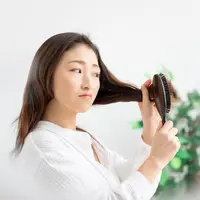 ilustrasi menyisir rambut/copyright by buritora (Shutterstock)