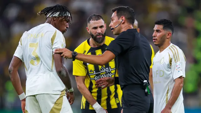 Foto: Momen Cristiano Ronaldo Redam Emosi Karim Benzema saat Laga Lanjutan Arab Saudi