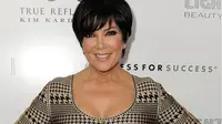 Kris Jenner merayakan ulang tahunnya ke-59 dengan menghabiskan waktu bersama anak dan cucunya, ia mengenakan pakaian yang unik.