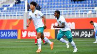 Selebrasi pemain Timnas Indonesia U-20, Hokky Caraka (kiri) setelah mencetak gol ke gawang Suriah U-20 pada laga matchday kedua Grup A Piala Asia U-20 2023 di Lokomotiv Stadium, Tashkent, Uzbekistan, Sabtu (4/3/2023). (AFC/Adam Aidil)