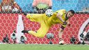 Kiper Manchester United, Sergio Romero adalah pemain yang ikut membawa Argentina meraih medali emas pada Olimpiade Beijing 2008 usai mengalahkan NIgeria 1-0. (EPA/Marius Becker)