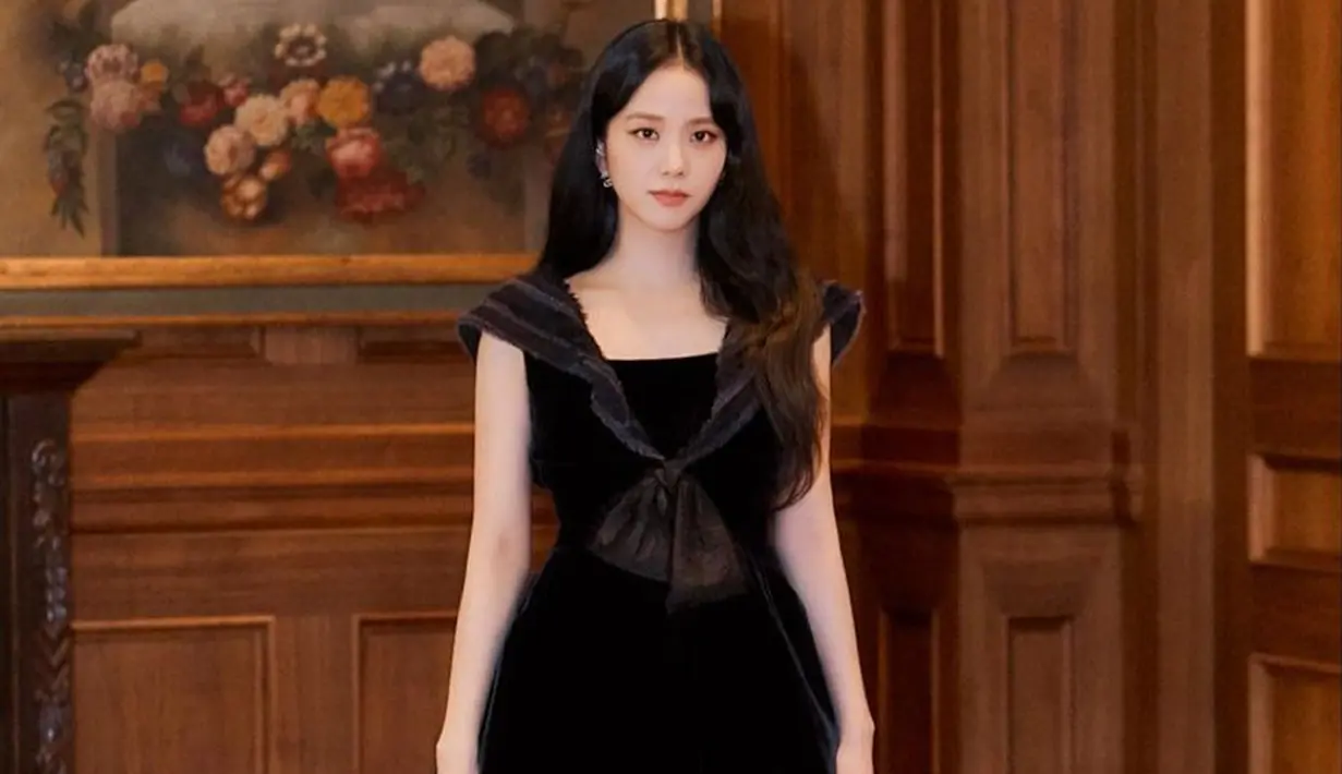 Jisoo Blackpink pun diketahui menggunakan gaun dari brand ternama Dior. Penampilannya ini pun terlihat sederhana namun tetap terkesan begitu elegan. (Liputan6.com/IG/@yg_stage)