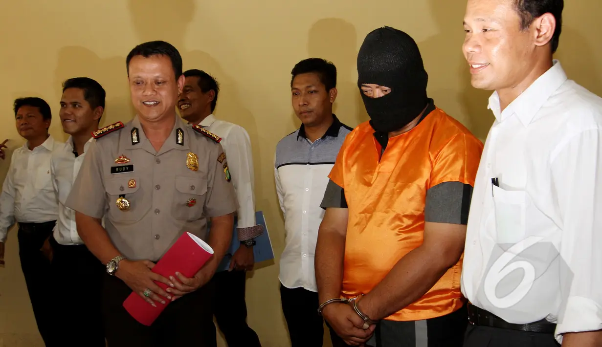 Tersangka penipuan Wedding Organizer berinisial AM dihadirkan saat rilis di Mapolres Jakarta, Barat, Senin (25/5/2015). Kerugian akibat penipuan jasa resepsi pernikahan tersebut mencapai Rp. 1,6 miliar. (Liputan6.com/Johan Tallo)