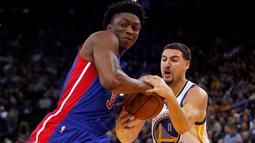 Pebasket Golden State Warriors Klay Thompson (kanan) berebut bola dengan pebasket Detroit Pistons Stanley Johnson di ORACLE Arena, California, Senin (9/11/2015). Warriors menang 109-95. (Getty Images/AFP/Ezra Shaw)