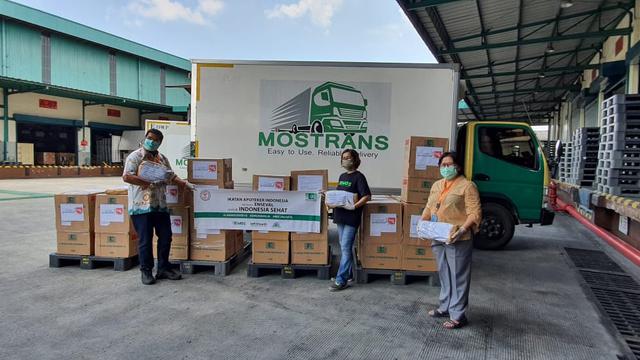 Satgas Covid-19 PP IAI Selasa (7/4) mendistribusikan bantuan ke 34 Pengurus Daerah IAI di seluruh Indonesia. Pendistribusian paket bantuan ini bekerjasama dengan PT Enseval Putra Megatrading, Tbk (Dokumentasi IAI)