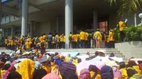 Kericuhan terjadi dalam demo menolak UKT di kampus Unsri yang rata-rata disuarakan mahasiswa tingkat akhir. (dok. istimewa)