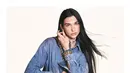 Kemeja denim dengan kancing terbuka memberikan kesan effortless chic, sedangkan aksesori seperti gelang rantai emas dan choker menambah kesan edgy. Tas CHANEL 25 berwarna hitam dengan rantai emas melengkapi tampilan, menunjukkan keseimbangan antara gaya kasual dan mewah. [Dok/CHANEL].