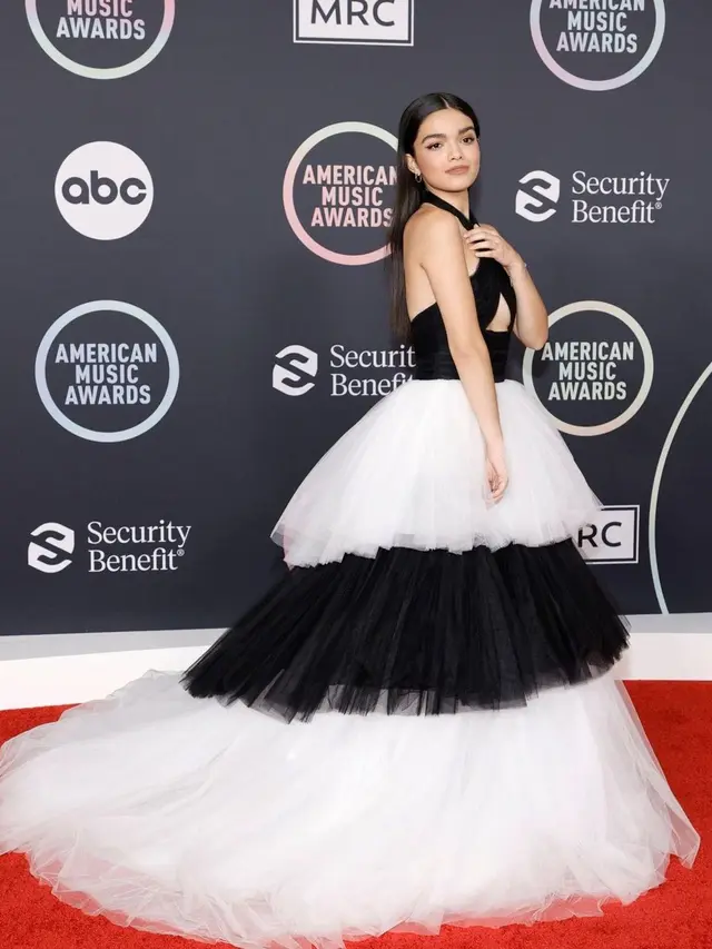 7 Gaun Terbaik dari Perempuan Hebat di American Music Awards 2021