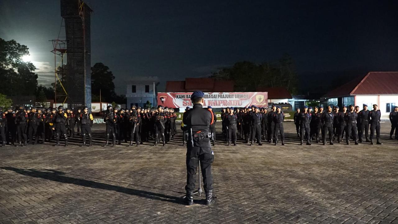 Brimob Polda Sulawesi Tenggara mengirimkan pasukan pengamanan ke Konawe Utara, untuk membantu mengamankan demonstrasi warga di lahan PT Antam.(Liputan6.com/Ahmad Akbar Fua)