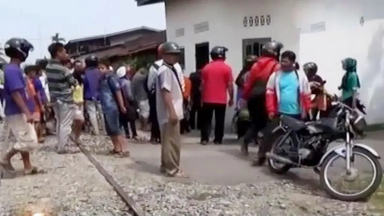 Kilas Indonesia: Pengendara Motor Selamat Ditabrak Kereta Api