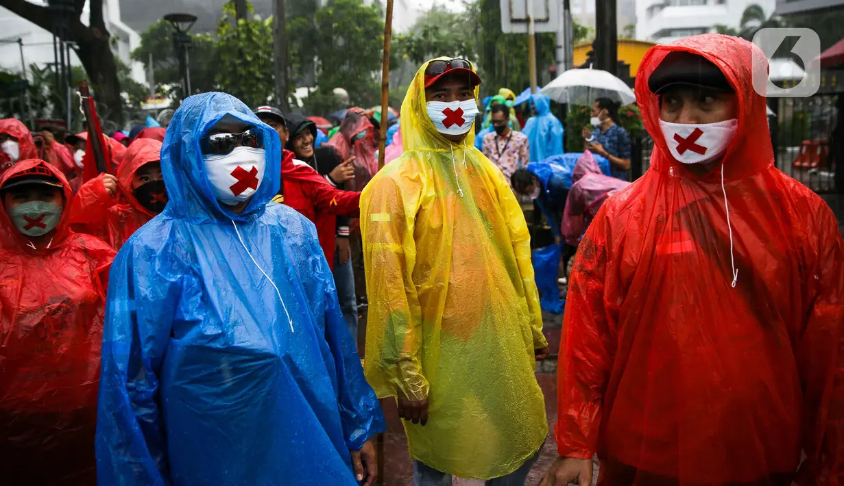 Elemen buruh dan mahasiswa menggelar aksi demonstrasi bertepatan dengan Hari Sumpah Pemuda di Kawasan Patung Kuda, Jakarta, Kamis (28/10/2021). Sejumlah tuntutan mereka salah satunya, pencabutan UU Nomor 11 Tahun 2019 tentang Cipta Kerja dan berbagai aturan turunannya. (Liputan6.com/Faizal Fanani)