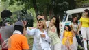 Salah satu adegan di video klip singel kedua Regina yang berjudul 'Dibawa Happy Aja', Jakarta, Kamis (14/7). (Liputan6.com/Herman Zakharia)
