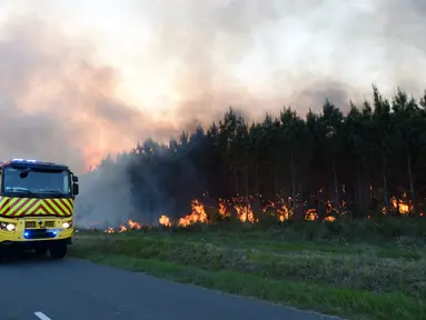 Kebakaran hutan terjadi di Cissac-Medoc, Prancis, Kamis (21/4). Penyebab kebakaran masih dalam tahap penyelidikan. (PHOTO PHOTO / MEHDI FEDOUACH)
