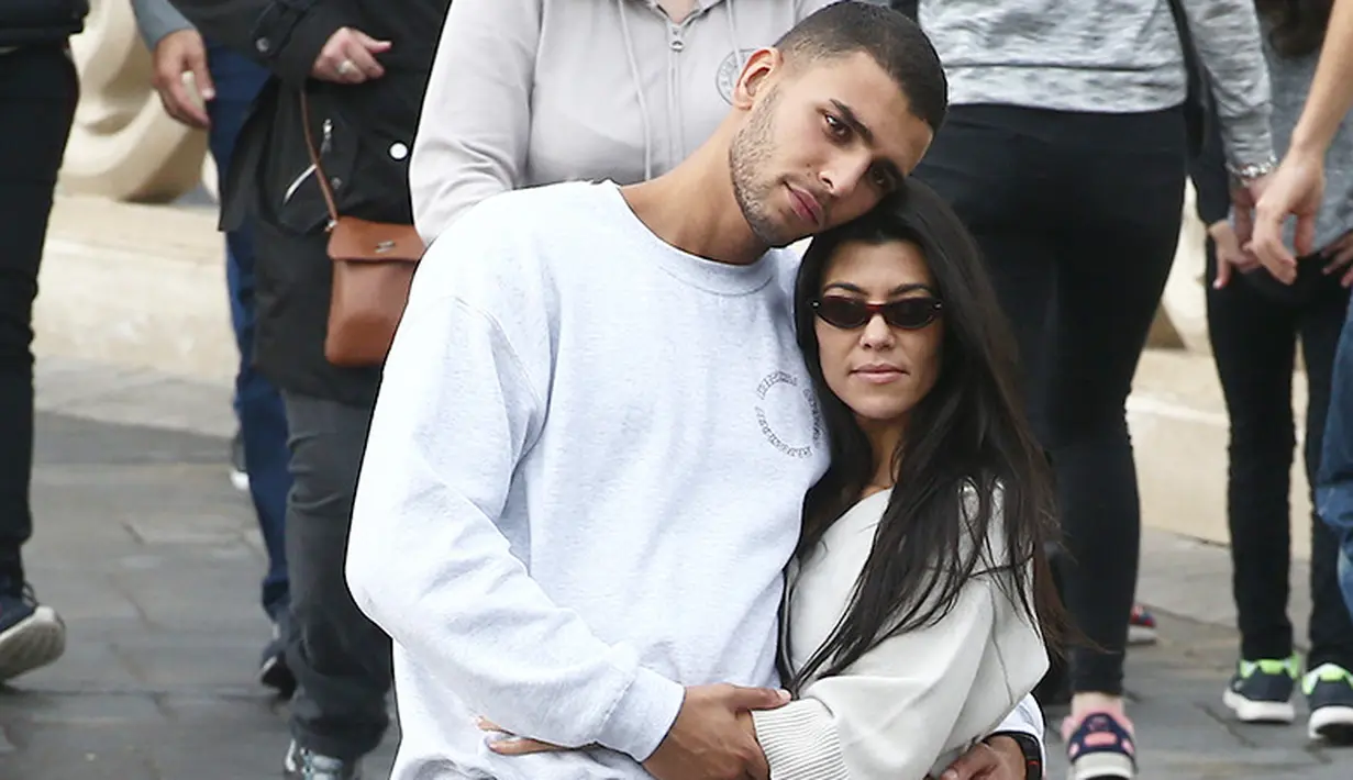 Kourtney Kardashian dan Younes Bendjima memang jarang banget pamer kemesraan di sosmed. Namun ternyata mereka berdua lengket banget kala bertemu dan liburan. (SplashNews/HollywoodLife)