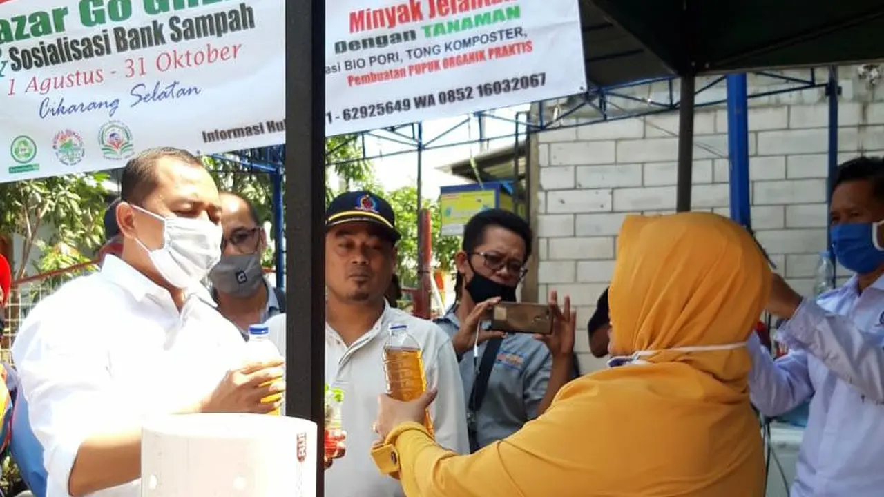 Warga Bekasi Tukar Sampah Rumah Tangga dengan Tanaman Hias