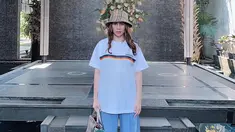 Penampilan wanita pemilik nama Narova Morina Sinaga ini selalu mencuri perhatian publik sejak aktif di dunia entertain hingga menjadi ibu dua anak. Gaya busananya yang terkesan santai ini pun hanya ia lengkapi menggunakan bucket hat. (Liputan6.com/IG/@therealmomogeisha)