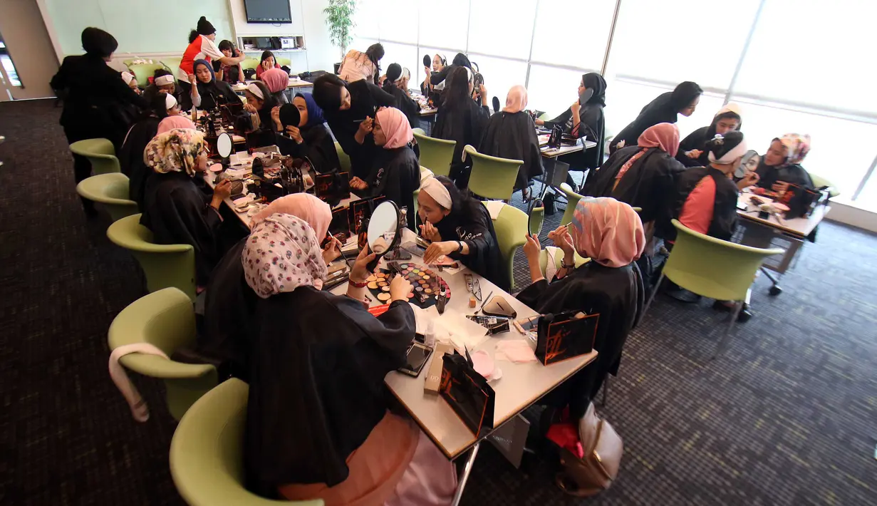 Sejumlah peserta mengikuti Lifestyle Meetup kelas beauty workshop di SCTV Tower, Jakarta, Sabtu (12/8). Acara ini juga dihadiri oleh beauty influencer Tyna Kanna Mirdad. (Liputan6.com/Helmi Afandi)