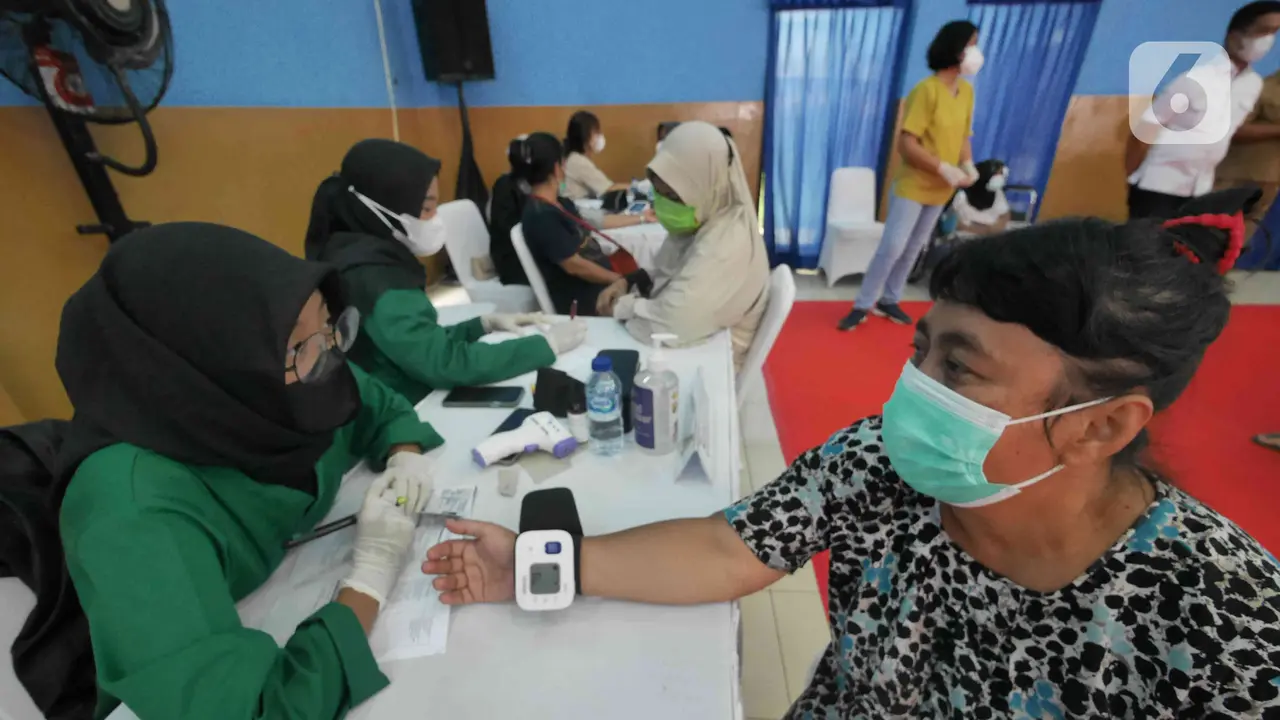 Vaksin Booster Serentak di GOR Radio Dalam