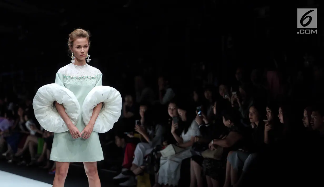 Model berpose diatas catwalk mengenakan karya desainer Bunka School of Fashion dalam ajang Jakarta Fashion Week 2018 di Senayan City, Jakarta, Kamis (26/10). Bunka School of Fashion mengusung “Diversity in Art". (Liputan6.com/Faizal Fanani)