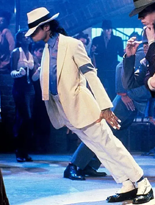 Ini adalah penampilan Michael Jackson di video Smooth Criminal pada tahun 1988. Ia mengenakan as putih, kemeja biru, dasi putih, dan fedora putih-hitam. Penampilannya ini merupakan penghormatan untuk idolanya dalam menari Fred Astaire. Foto: Stills/Retna/InStyle.
