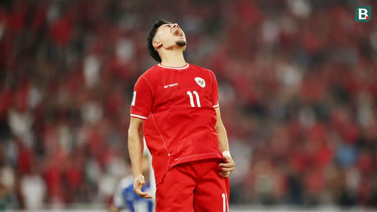 Foto: Penuh Kecewa, Pemain Timnas Indonesia Tertunduk di Depan Ribuan Suporter Garuda