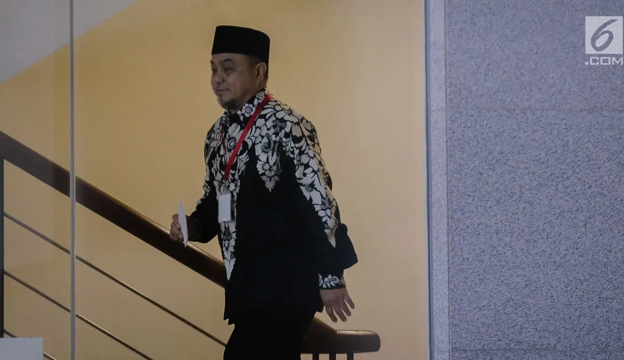 Anggota DPR dari Fraksi PKS, Tamsil Linrung menaiki tangga menuju ruang pemeriksaan di Gedung KPK, Jakarta, Jumat (12/1). Tamsil Linrung memenuhi panggilan penyidik KPK sebagai saksi kasus korupsi proyek pengadaan e-KTP. (Liputan6.com/Faizal Fanani)