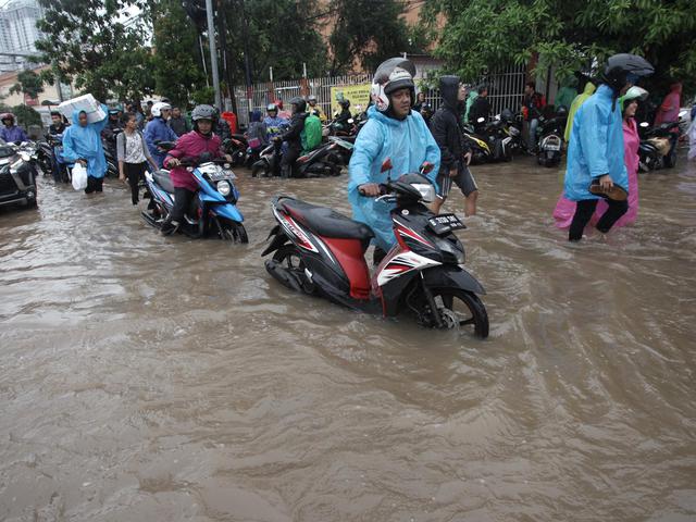 Motor Mogok Karena Banjir Segera Lakukan 6 Hal Ini Otomotif Liputan6 Com Pemotor dorong mobil dengan kaki (instagram.com/ @roda2blog). motor mogok karena banjir segera