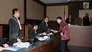 Terdakwa korupsi proyek e-KTP, Setya Novanto menyalami JPU saat jeda sidang lanjutan dugaan merintangi penyidikan korupsiE-KTP dengan terdakwa Bimanesh Sutarjo di Pengadilan Tipikor, Jakarta, Jumat (27/4). (Liputan6.com/Helmi Fithriansyah)