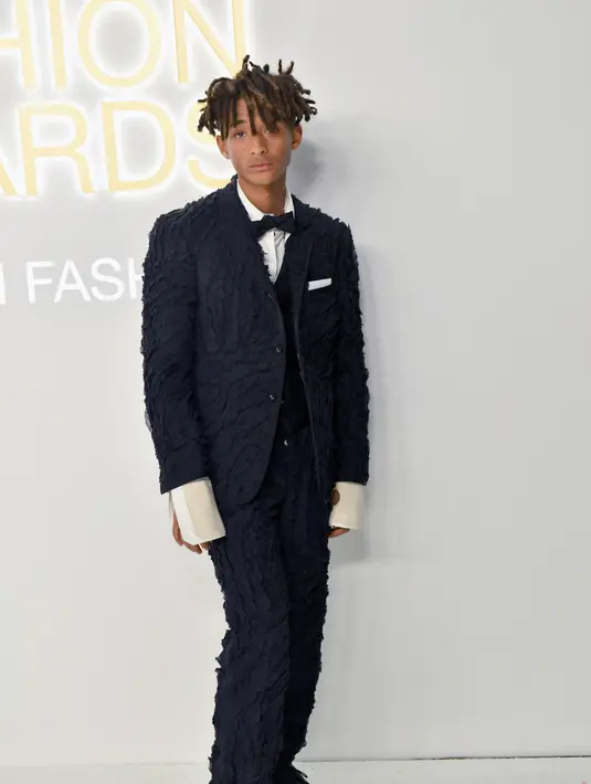 Jaden Smith berpose menghadiri CFDA Fashion Awards di Cipriani South Street di New York pada Senin, 7 November 2022. Rapper dan penyanyi nominasi Grammy itu mengenakan blazer acak-acakan. (AFP Photo/Andrea Renault)