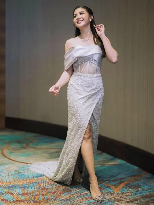 Dress glamor bernuansa abu-abu yang dikenakan Jessica Mila ini juga bisa jadi inspirasi. Off the shoulder dress dengan detail high slit dan panjang train yang menjuntai hingga ke lantai ini bisa menguarkan aura mahal luar biasa lewat penampilan yang sederhana. Foto: Instagram.