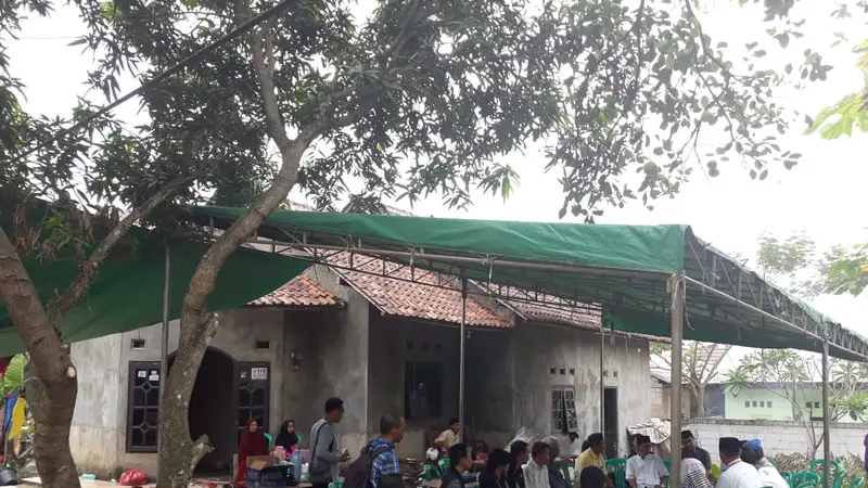 Suasana duka di rumah orang tua korban tewas saat tawuran di Kota Tangerang Selatan. Orang tua korban melarang kepada pelajar agar tidak ada aksi balas dendam atas kematian anaknya.