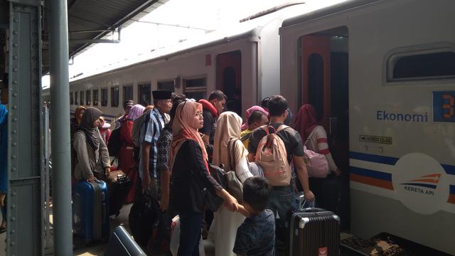 Pemudik di Stasiun Pasar Senen