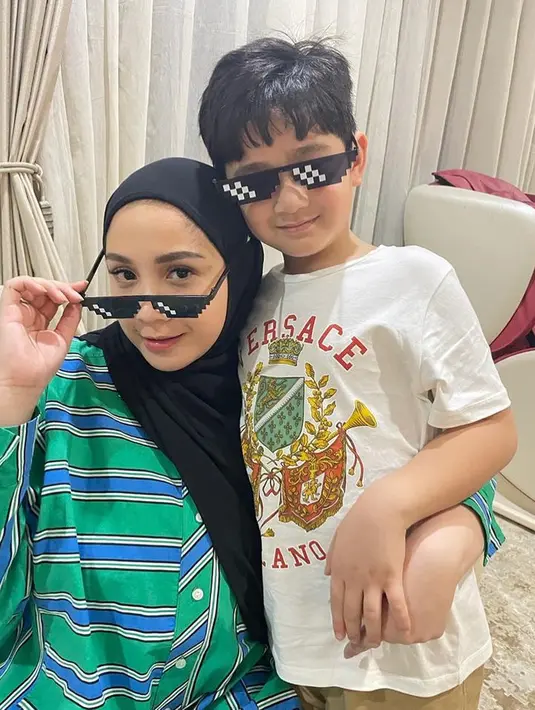 Momen kebersamaan Nagita Slavina bersama Rafathar selalu menarik untuk dilihat. Seperti saat momen kompak Nagita dan Rafathar sama-sama memakai kacamata gaul. Nagita yang pakai hijab di foto itu berhasil bikin netizen memujinya hingga membuat foto tersebut banjir like dan komentar dari netizen. (Liputan6.com/IG/@raffinagita1717)
