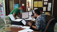 Muhammad Hasanain (22), dokter di Palembang melaporkan kasus penipuan pembelian masker ke SPK Polrestabes Palembang (Liputan6.com / Nefri Inge)