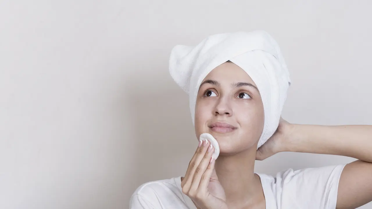 4. Apakah BHA Boleh untuk Kulit Sensitif yang Mudah Berjerawat? [Dok/freepik.com]