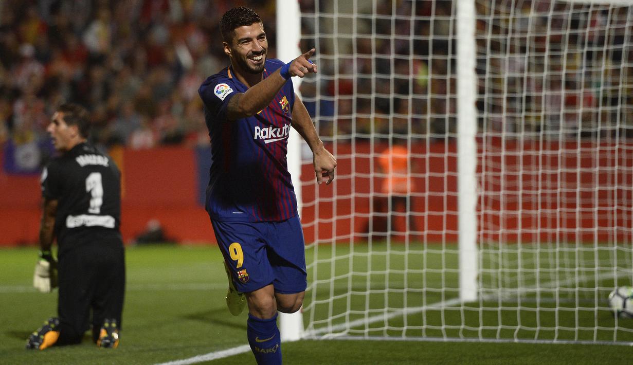 Striker Barcelona, Luis Suarez, merayakan gol yang dicetaknya ke gawang Girona, pada laga La Liga Spanyol di Stadion Montilivi, Girona, Sabtu (23/9/2017). Girona kalah 0-3 dari Barcelona. (AFP/Josep Lago)