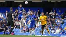 <p>Pemain Chelsea Christian Pulisic (kiri atas) melompat untuk merebut bola saat melawan Wolverhampton Wanderers pada pertandingan sepak bola Liga Inggris di Stadion Stamford Bridge, London, Inggris, 7 Mei 2022. Pertandingan berakhir 2-2. (AP Photo/Frank Augstein)</p>