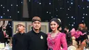 Hadiri pernikahan adik bungsu Iriana, Anjas Wijanarko, Erina tampil bak putri Jawa dalam balutan kebaya berwarna fuchsia dan  dipadukan kain batik yang serasi.