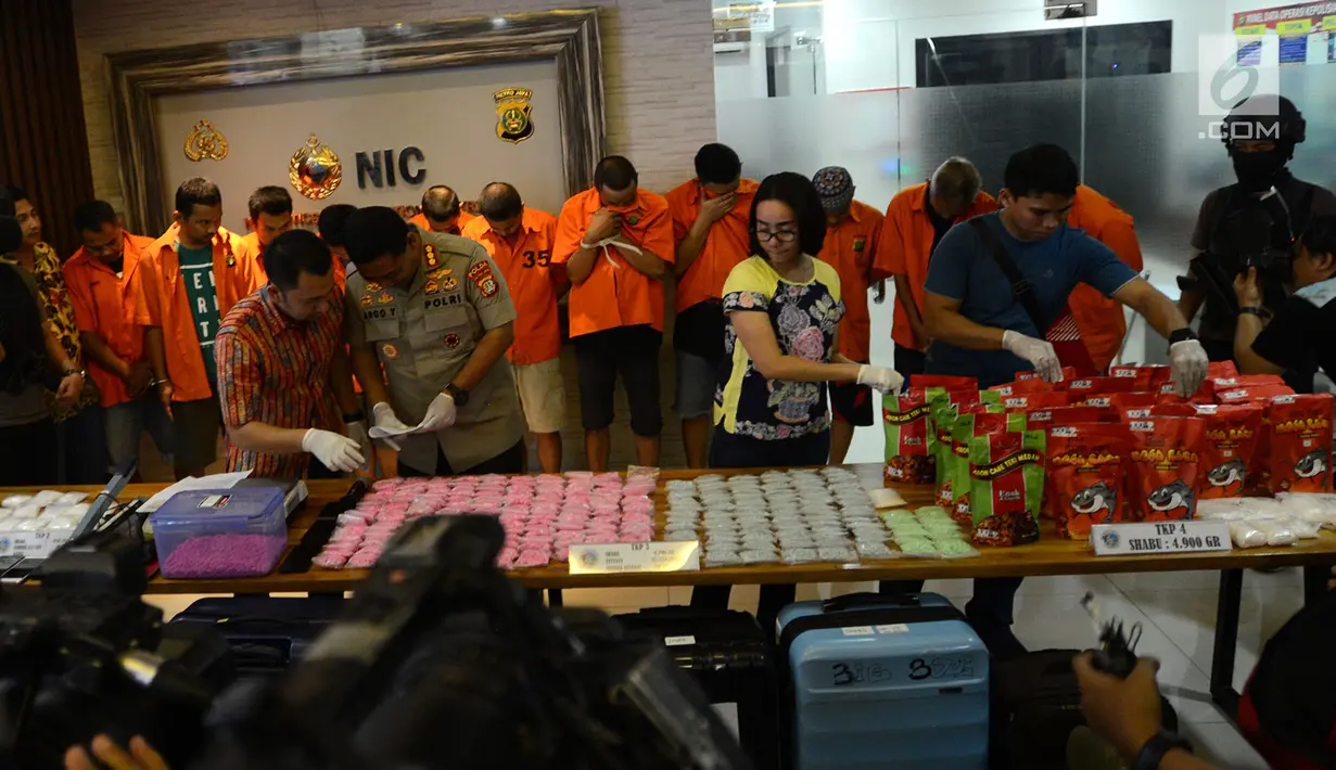 Ditresnakorba Polda Metro Jaya menunjukkan barang bukti kasus narkoba dalam kemasan abon lele dan teri Medan di Polda Metro Jaya, Jakarta, Jumat (18/1). Polisi menyita barang bukti 6,5 kilogram sabu dan 57,578 butir ekstasi. (Merdeka.com/Imam Buhori)