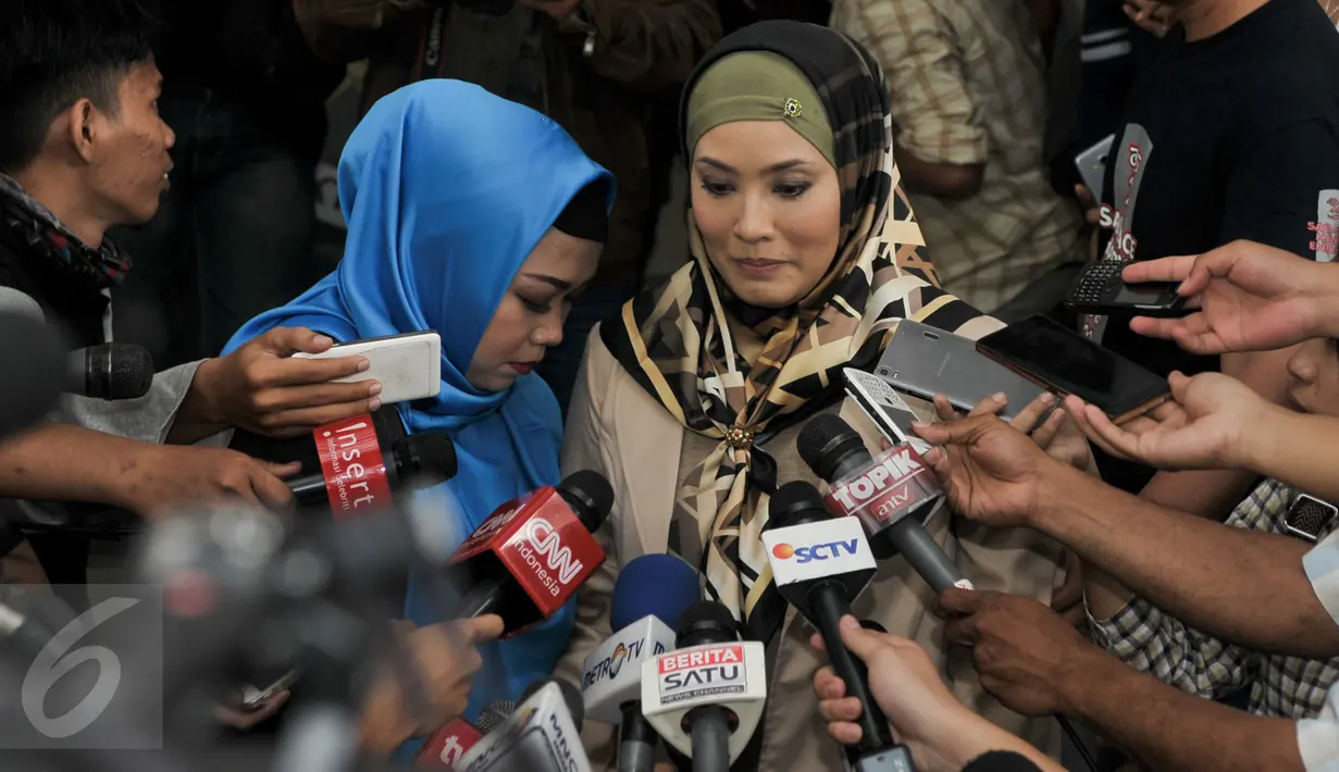 Artis Elma Theana menjawab pertanyaan awak media saat mendatangi Resmob Polda Metro Jaya, Jakarta, Kamis (8/9). Ditemani kuasa hukumnya, Elma Theana diperiksa sebagai saksi atas kasus kepemilikan senjata api Gatot Brajamusti. (Liputan6.com/Yoppy Renato)