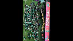 Para fotografer yang biasanya berlomba-lomba mencari momen para pemain starter yang ada didepannya malah lebih memilih berbalik arah memotret deretan para pemain cadangan yang di dalamnya ada Cristiano Ronaldo. (AFP/Giuseppe Cacace)