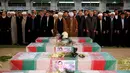 Warga Iran menggelar salat jenazah untuk 16 petugas pemadam kebakaran yang tewas dalam runtuhnya gedung yang terbakar pada 19 Januari, di Teheran, Iran, Senin (30/1). (AP Photo / Ebrahim Noroozi)