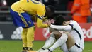 Gelandang Juventus, Kwadwo Asamoah, berusaha menenangkan striker Tottenham Hotspur, Son Heung-min, pada laga Liga Champions di Stadion Wembley, London, Rabu (7/3/2018). Tottenham Hotspur takluk 1-2 dari Juventus. (AFP/Ian Kington)